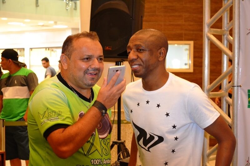 Ex-Jogador Amaral participa de tarde de autógrafos em Itaquera