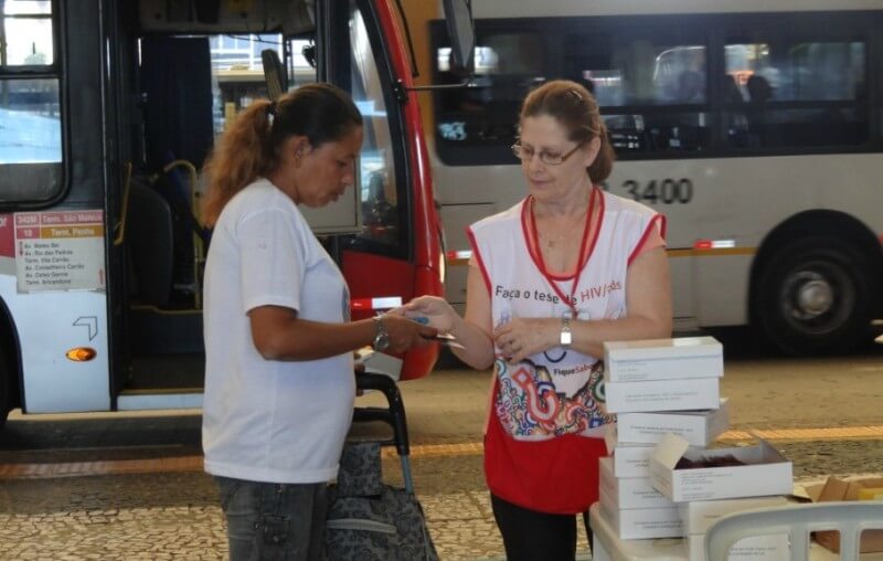 EMTU faz campanha de prevenção às doenças sexualmente transmissíveis no Terminal São Mateus