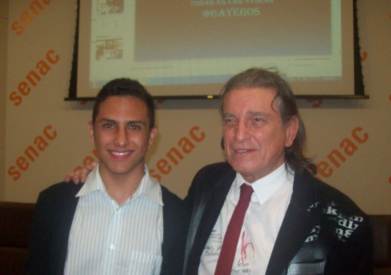 Estilista José Gayegos narra trajetória da moda em evento gratuito do Senac São Miguel Paulista