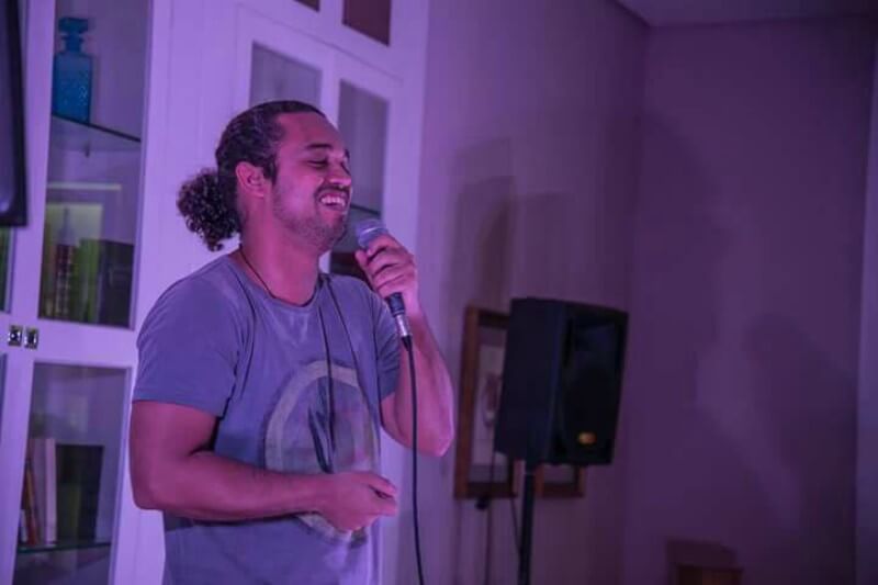 Humorista Jeffinho Farias se apresenta em teatro no Tatuapé