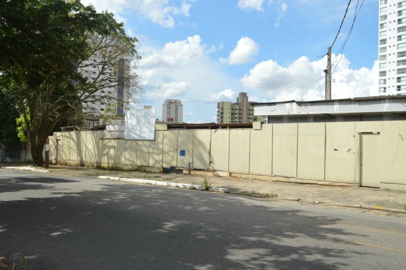 Terreno fantasma na Vila Carrão vira criadouro de mosquitos