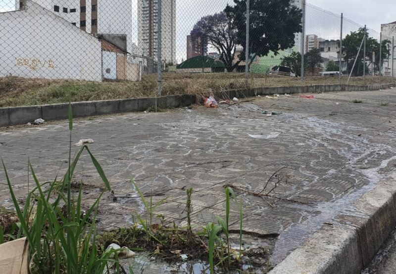 Moradores da Vila Carrão sofrem com esgoto a céu aberto - ZLN
